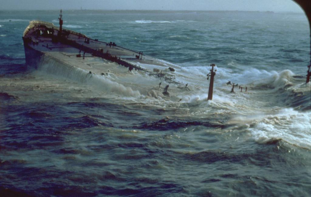 Petrolero 'Amoco Cadiz' semihundido en las costas de Bretaña, Marzo de 1978