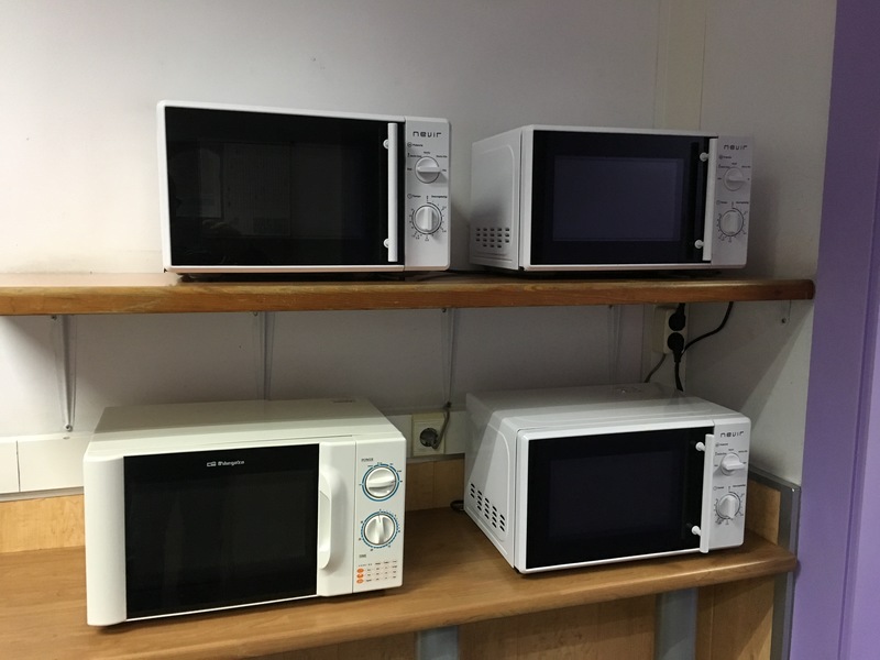 Microondas en un pasillo de una facultad de informática