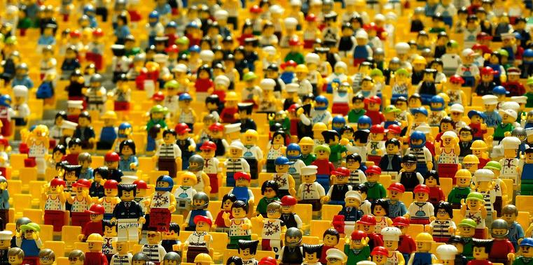 Manifestación de muñecos de Lego (imagen dominio público)