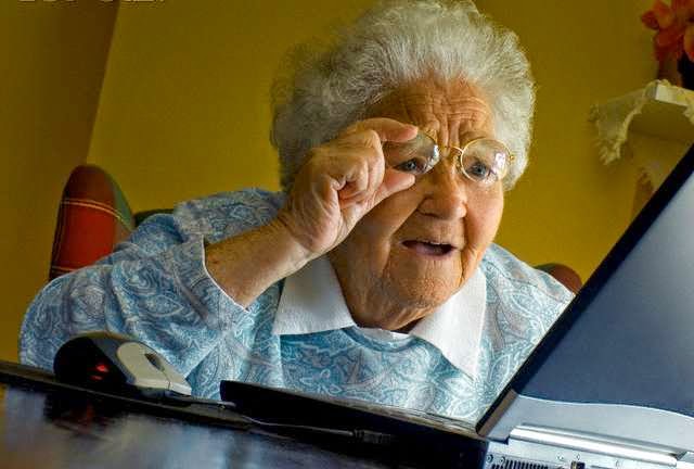 Abuela mirando una foto en un ordenador portátil