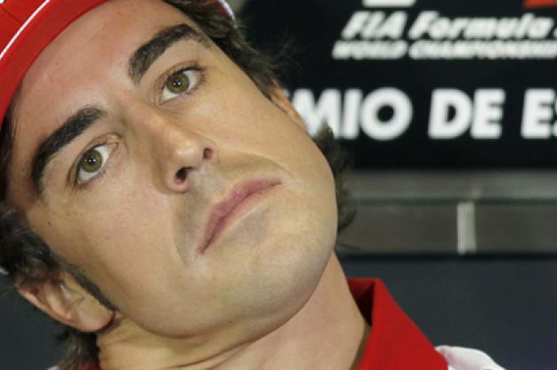 Fernando Alonso en una postura extraña