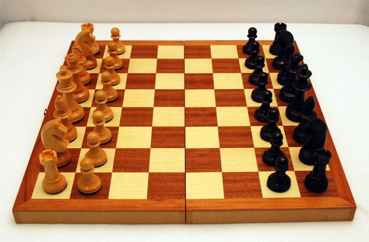 Vista lateral de un tablero de ajedrez con las blancas a la izquierda