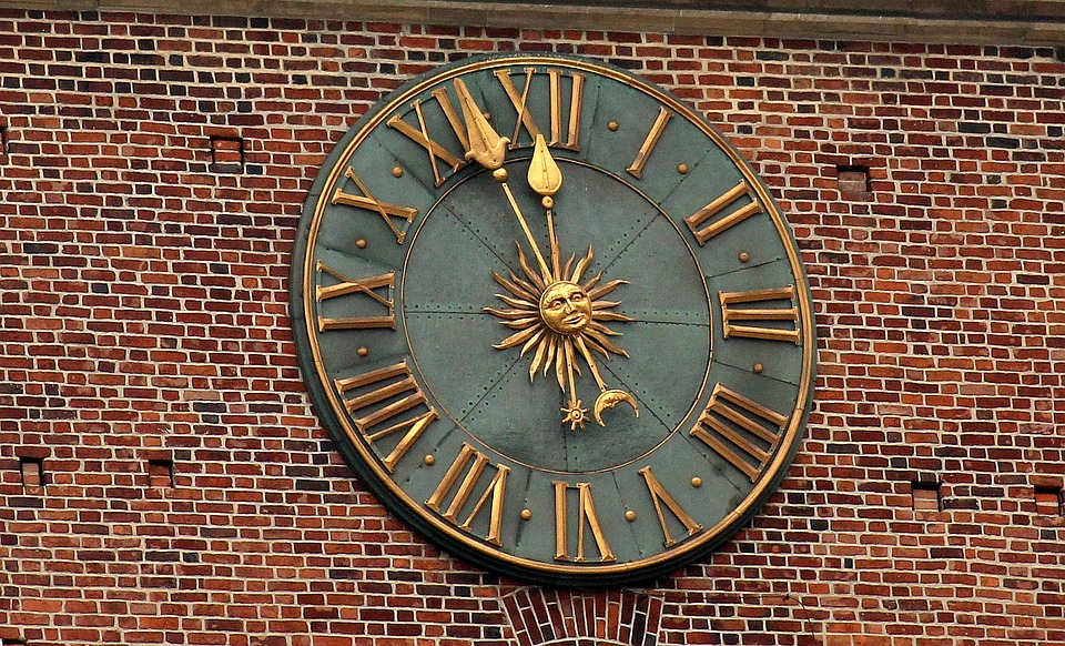 Reloj en la fachada de un edificio