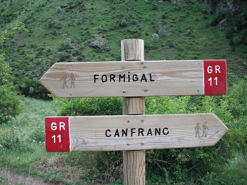 Cartel de la GR-11 con direcciones a Canfranc o Formigal en Canal Roya, Huesca (CC BY-SA 3.0, por Ander-pirineos, Wikipedia)