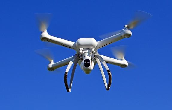 Dron volando en un cielo azul