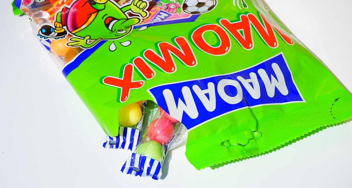 Bolsa de caramelos con los caramelos en paquetes de plástico