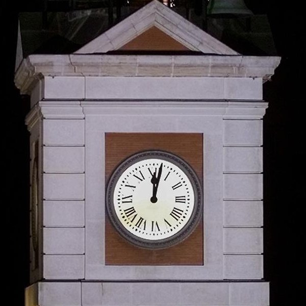 Reloj de la Puerta del Sol de Madrid donde se ve el 4 representado con IIII