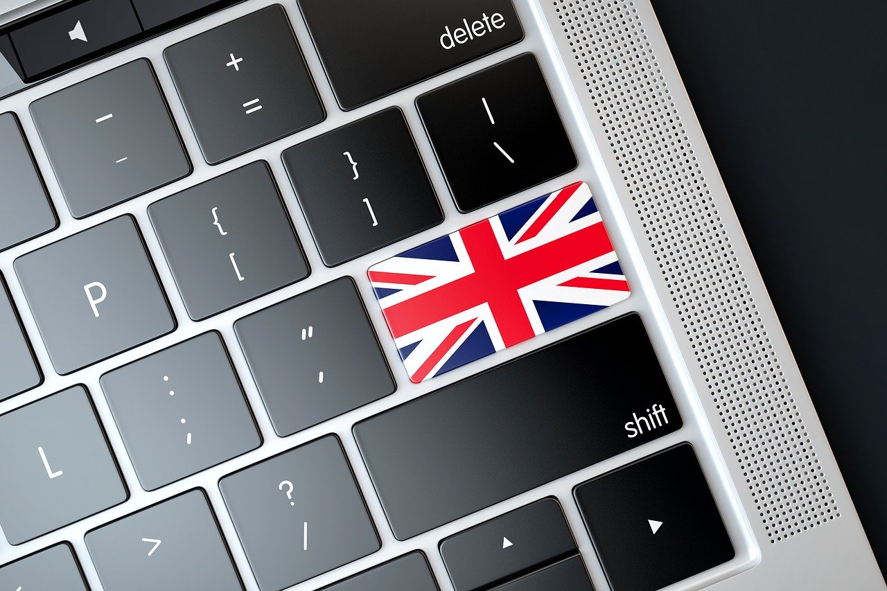 Foto de un teclado de portátil donde la tecla 'intro' se ha sustituído por una bandera inglesa