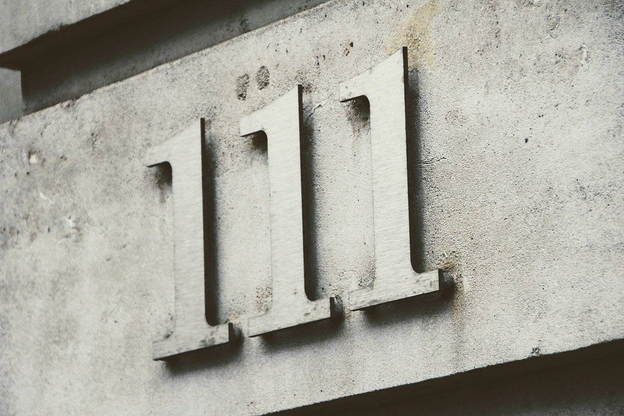 Número 111 en un portal