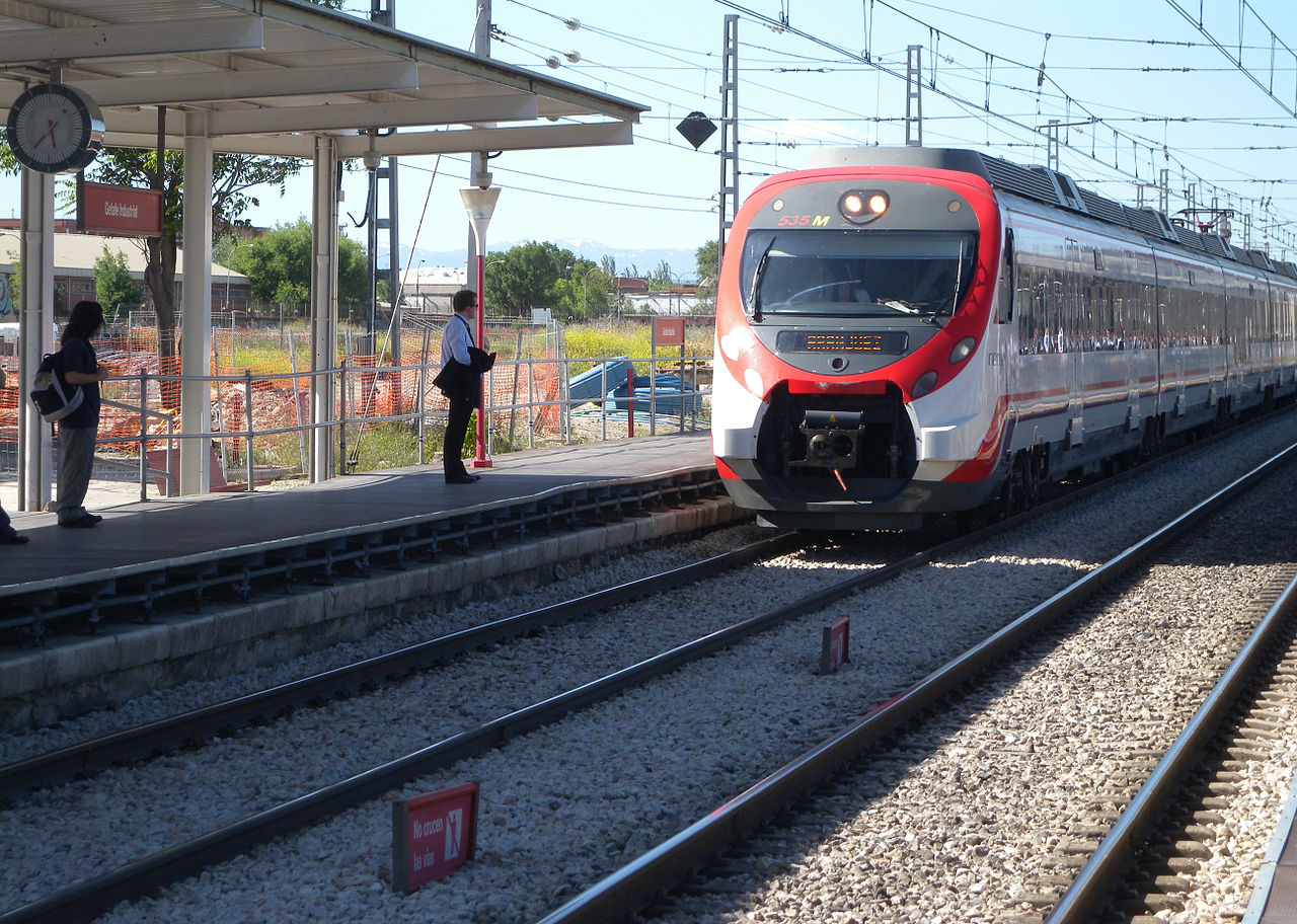 Tren de cercanías entrando en una estación. Imagen CC-BY-2.0 de Ricardo Ricote Rodríguez