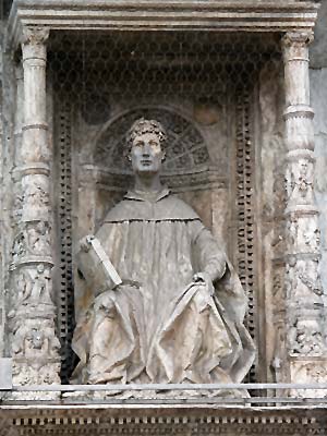 Plinio el Joven. Estatua de la fachada del Duomo de Como (Italia). Foto de http://digilander.libero.it/felice/Duomo.htm