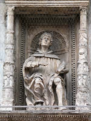 Plinio el Viejo. Estatua de la fachada del Duomo de Como (Italia). Foto de http://digilander.libero.it/felice/Duomo.htm