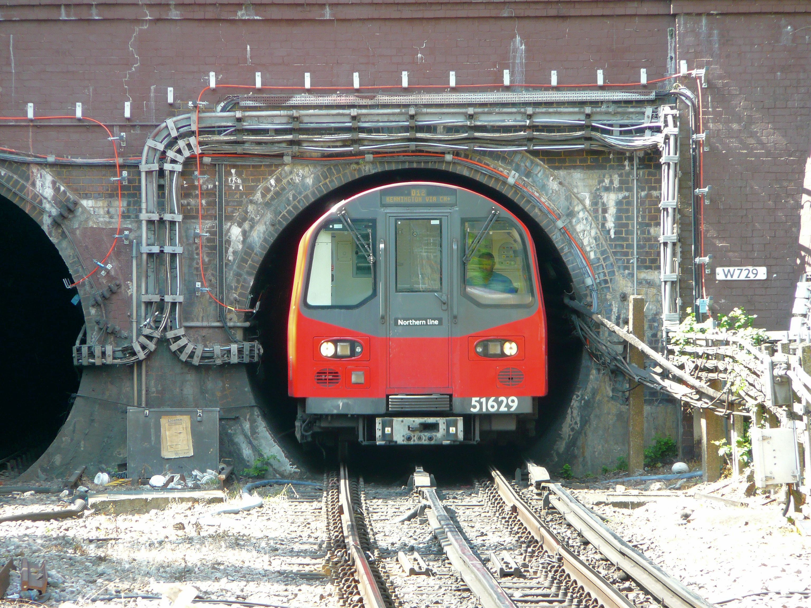 Línea Norte del metro de Londres, Estación de Hendon Central
