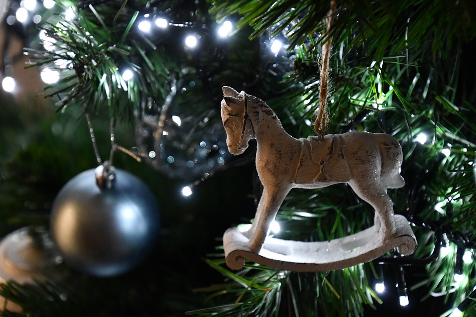 Detalle de los adornos de un árbol de Navidad