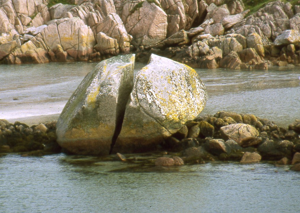 Bloque de granito fracturado probablemente por gelifracción (Escocia)