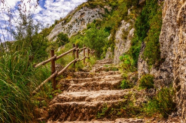 Escalera de piedra en una montaña