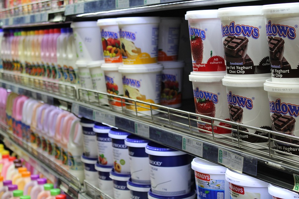 Refrigerador de un supermercado con productos lácteos