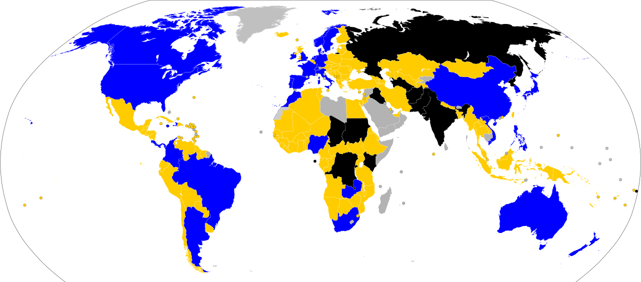 Mapa del mundo con los 32 países clasificados a la Copa Mundial Femenina de Fútbol de 2023 marcados en azul. En verde los que no consiguieron clasificarse, en negro los suspendidos y retirados y en gris los que no pertenecen a ninguna confederación de fútbol.