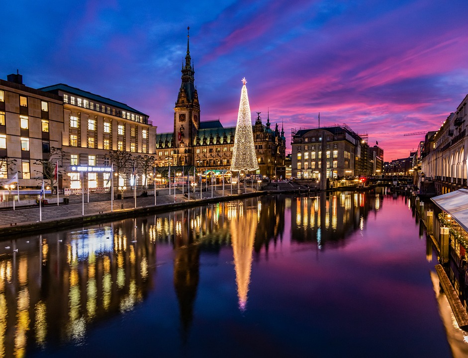 Orilla del río de Hamburgo con decoración navideña