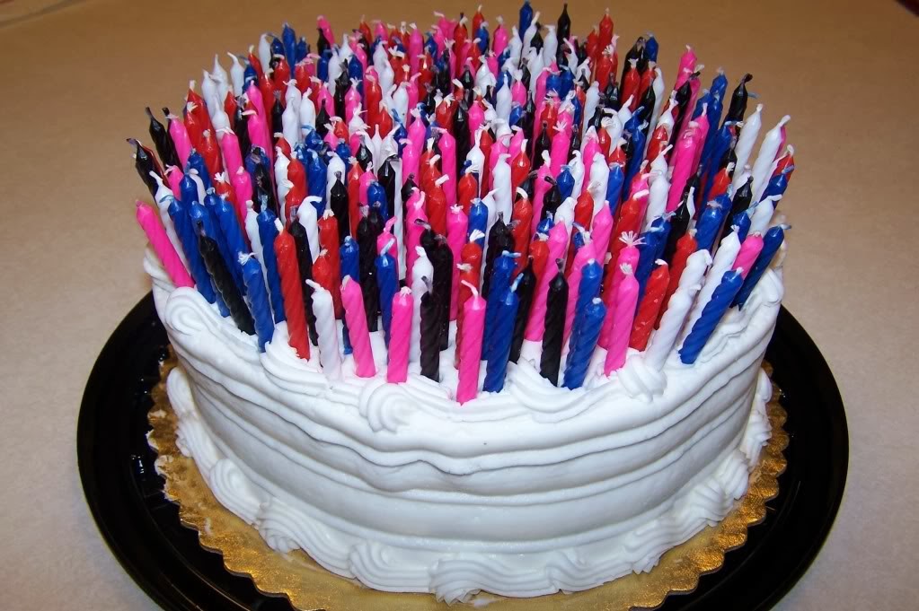 Tarta de cumpleaños con muchas velas (apagadas)
