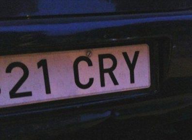 Porción de matrícula donde se ven las letras 'CRY'