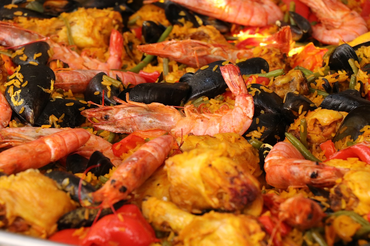 Primer plano de una paella con mejillones y gambas