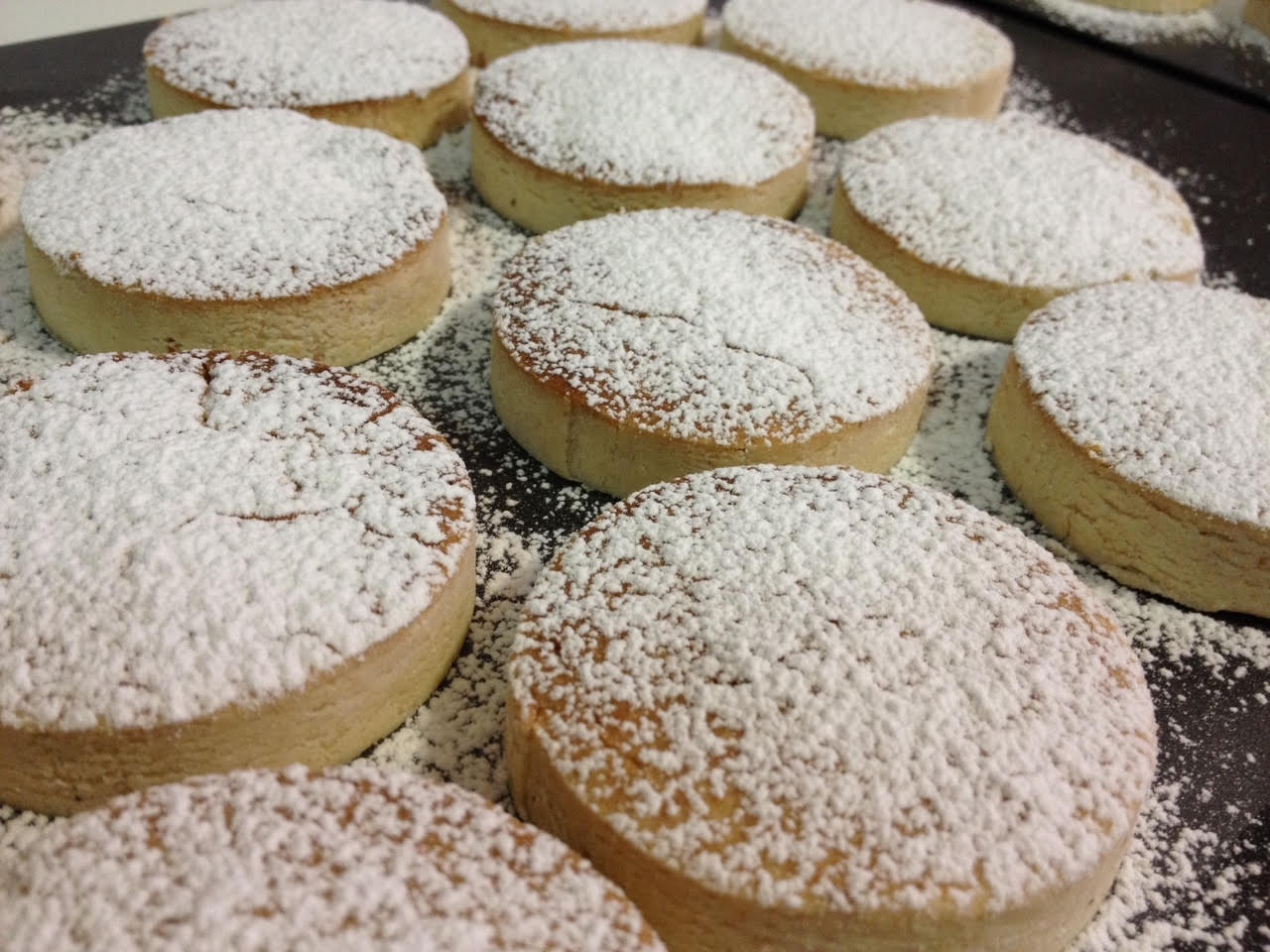 Primer plano de una bandeja de polvorones caseros