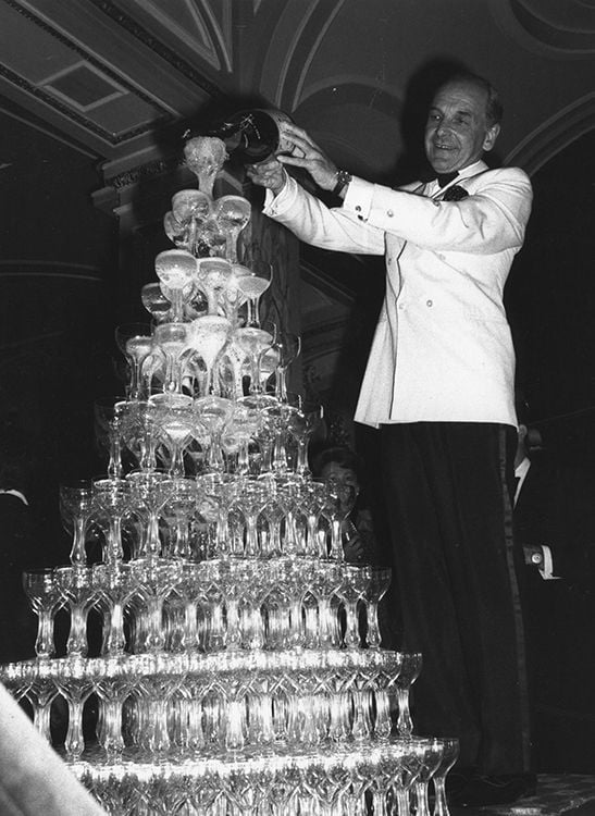 Torre de copas en una boda de 1920