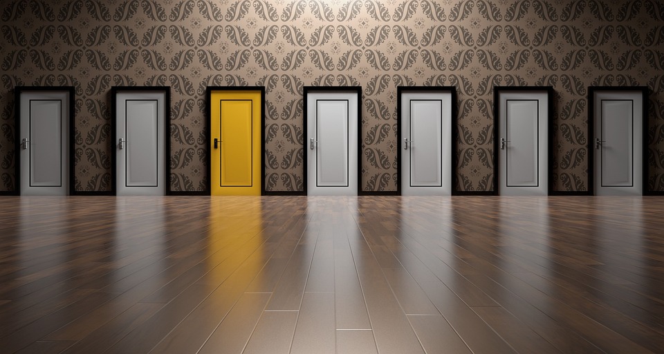 Siete puertas indicando la dificultad de elección. Todas del mismo color salvo una