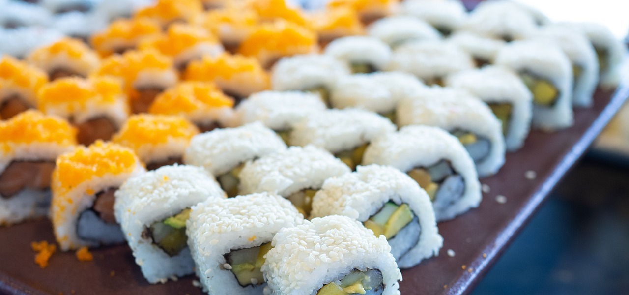 Bandeja con piezas de sushi de diferentes tipos