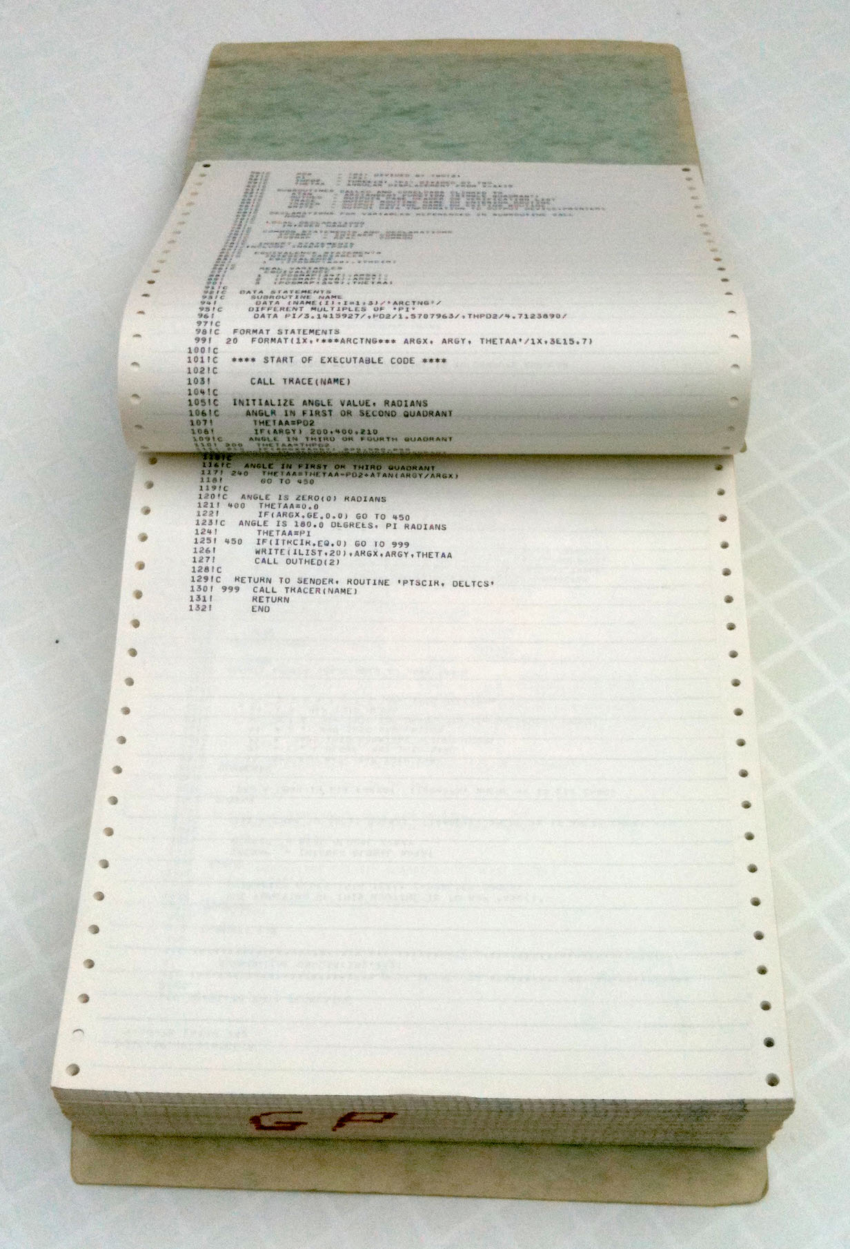 Pila de papel continuo. Por ArnoldReinhold, CC BY-SA 3.0, Wikipedia
