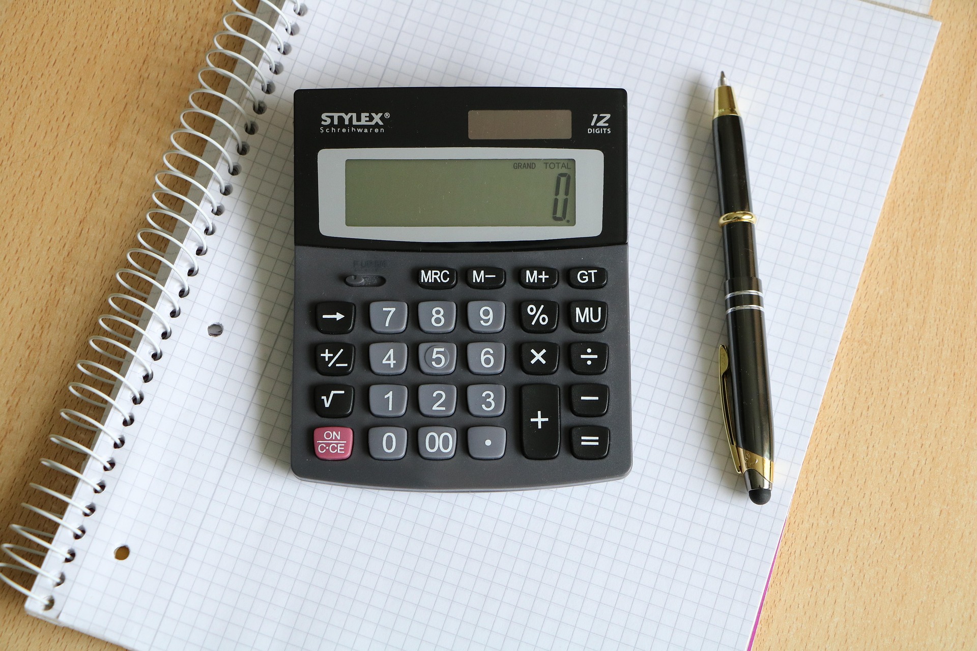 Calculadora y cuaderno para multiplicar matrices