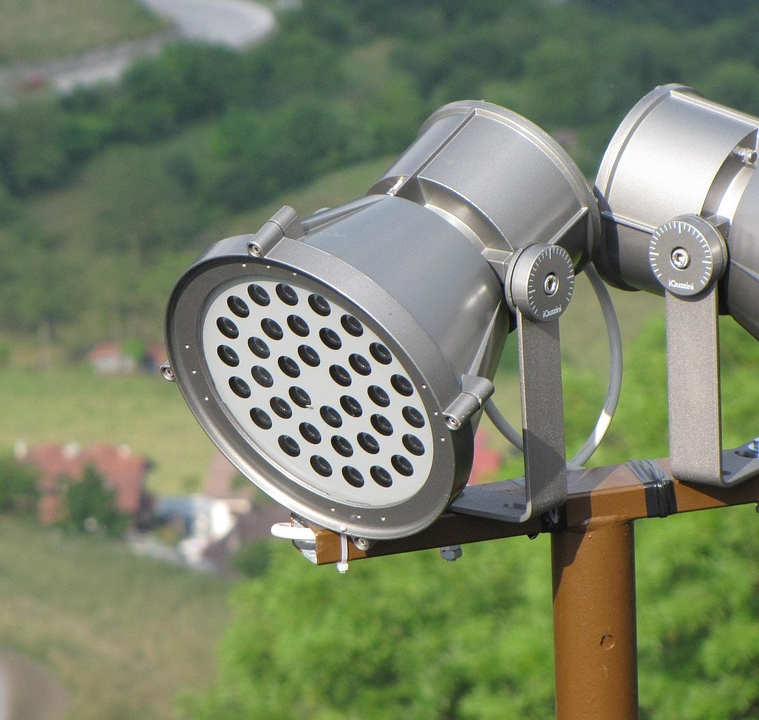 Foco de exterior formado por varios LED sobre un poste