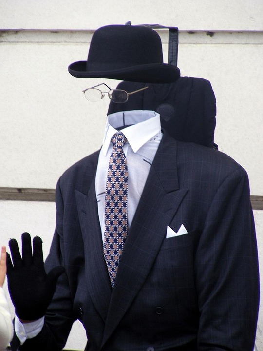 Efecto de un hombre invisible. Es un traje completo, con guantes, sombrero y gafas, sujeto de modo que parece llevarlo una persona a la que no se ve (no se ve la cara)