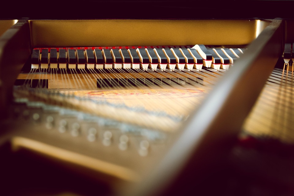 Cuerdas del lado de las notas agudas de un piano de cola